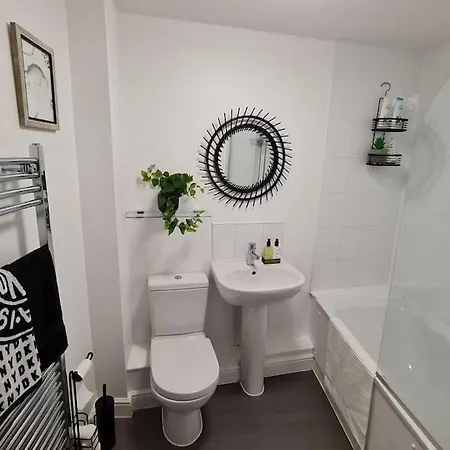 Chic 2 Bed Nr St George's Park Apartment