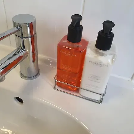 Chic 2 Bed Nr St George's Park