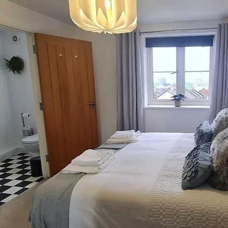 Chic 2 Bed Nr St George's Park Apartment