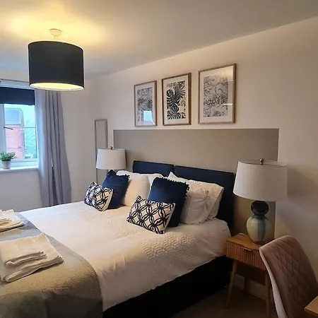Chic 2 Bed Nr St George's Park Apartment *